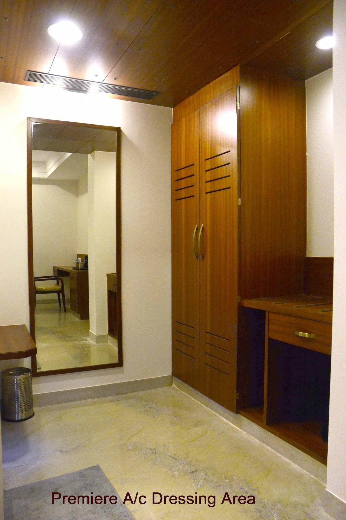 Raya's Grand Hotel Kumbakonam Bagian luar foto