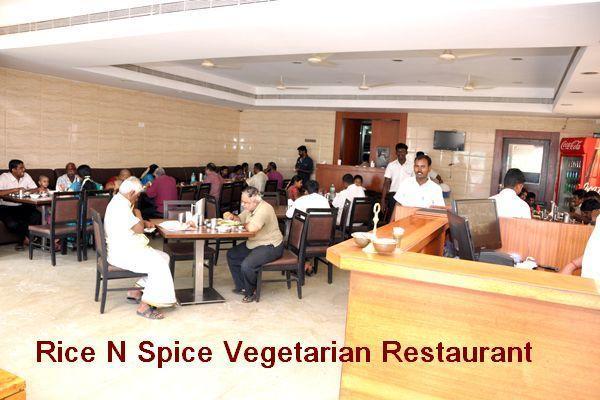 Raya's Grand Hotel Kumbakonam Bagian luar foto