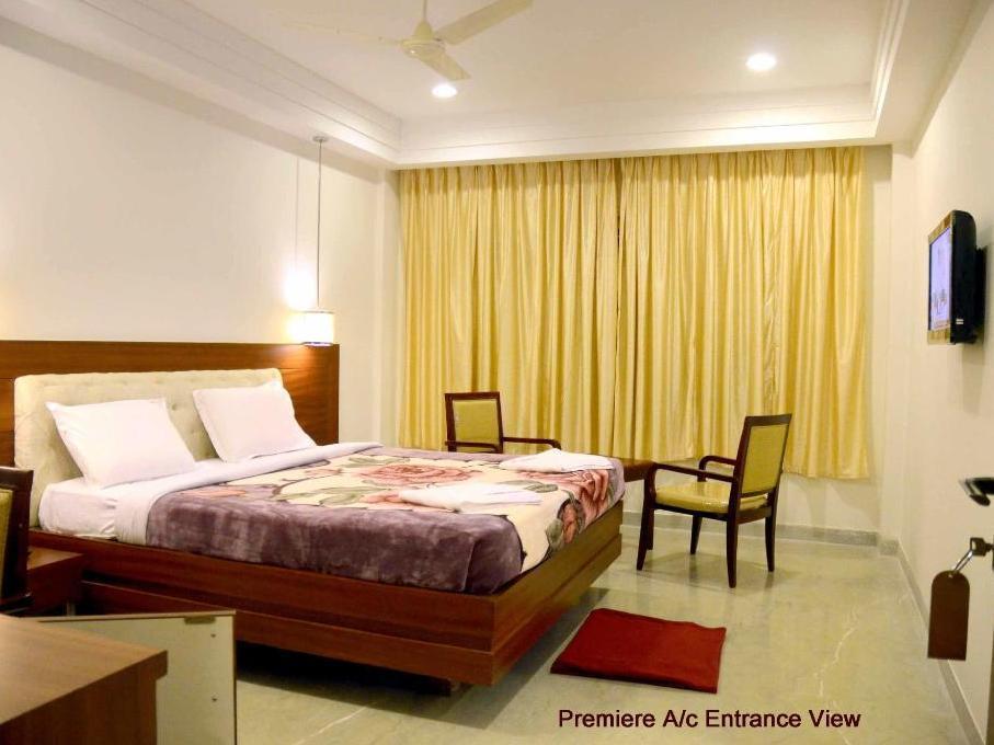Raya's Grand Hotel Kumbakonam Bagian luar foto