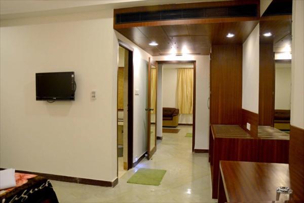 Raya's Grand Hotel Kumbakonam Bagian luar foto