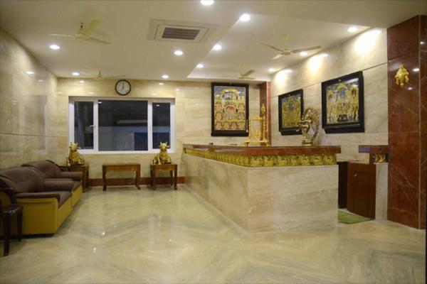 Raya's Grand Hotel Kumbakonam Bagian luar foto