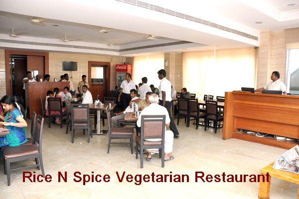 Raya's Grand Hotel Kumbakonam Bagian luar foto