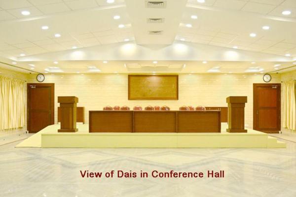 Raya's Grand Hotel Kumbakonam Bagian luar foto